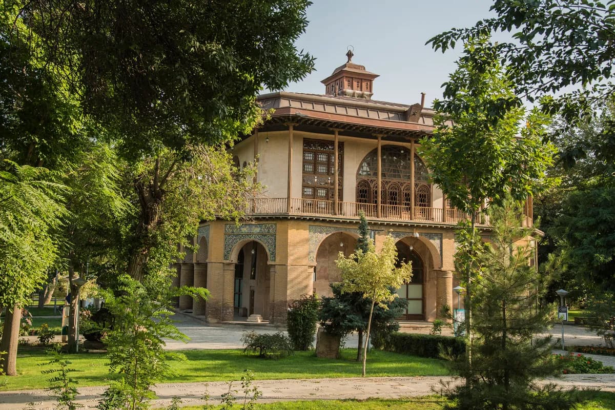 بازدید از کاخ چهل‌ستون قزوین