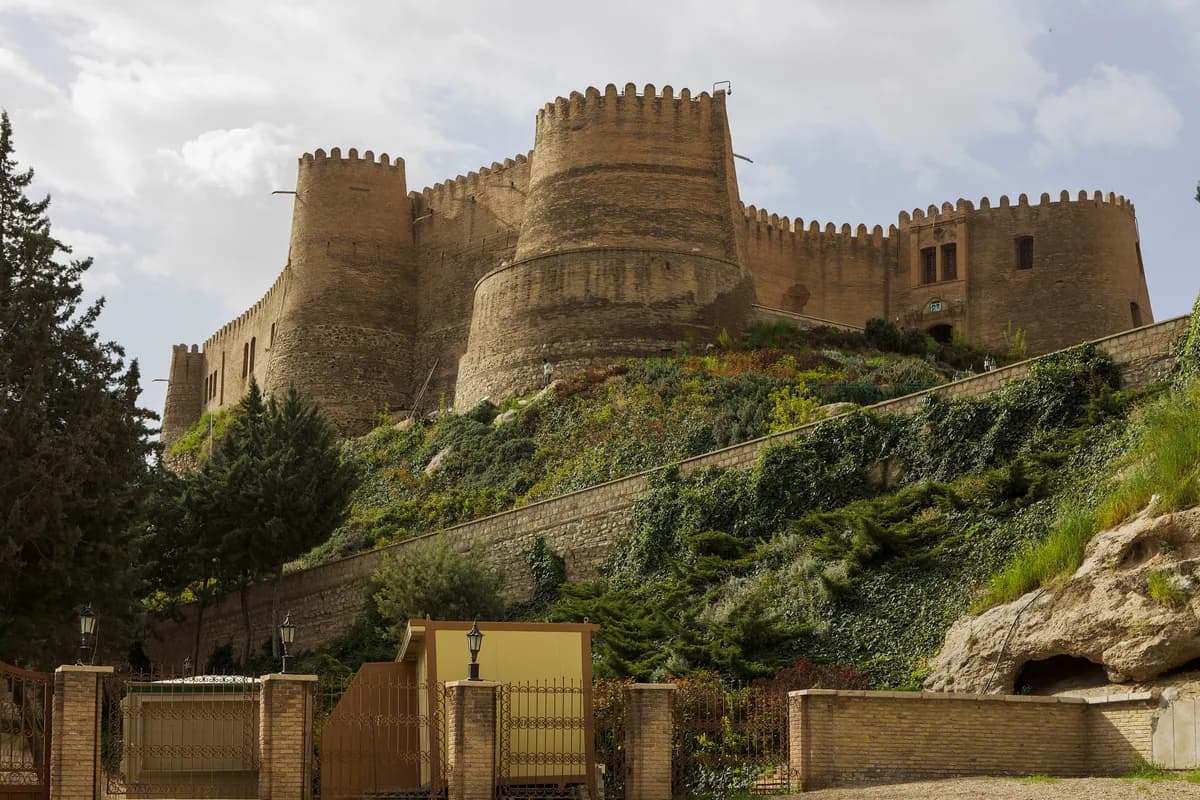 بازدید از قلعهٔ فلک‌الافلاک