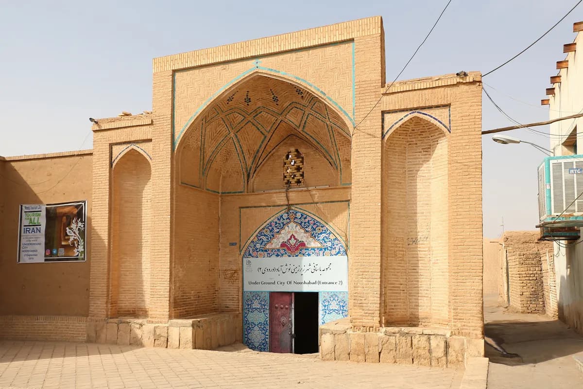 بازدید از شهر زیرزمینی نوش‌آباد