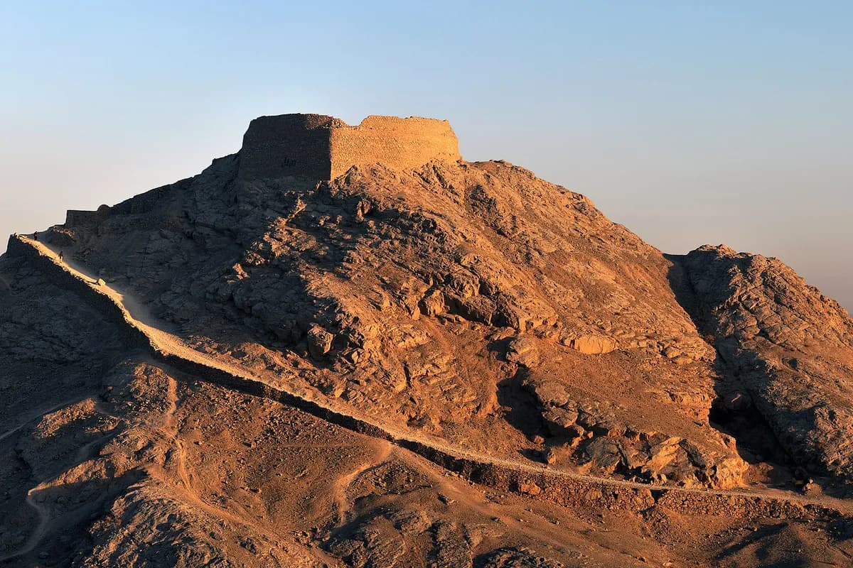 بازدید از دخمهٔ زرتشتیان یزد