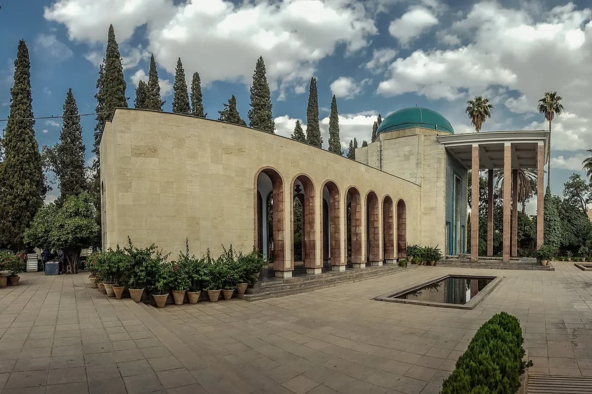 بازدید از آرامگاه سعدی
